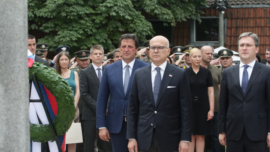 Premijer Vučević položio venac na novootkriveni spomenik Milunki Savić u Beogradu