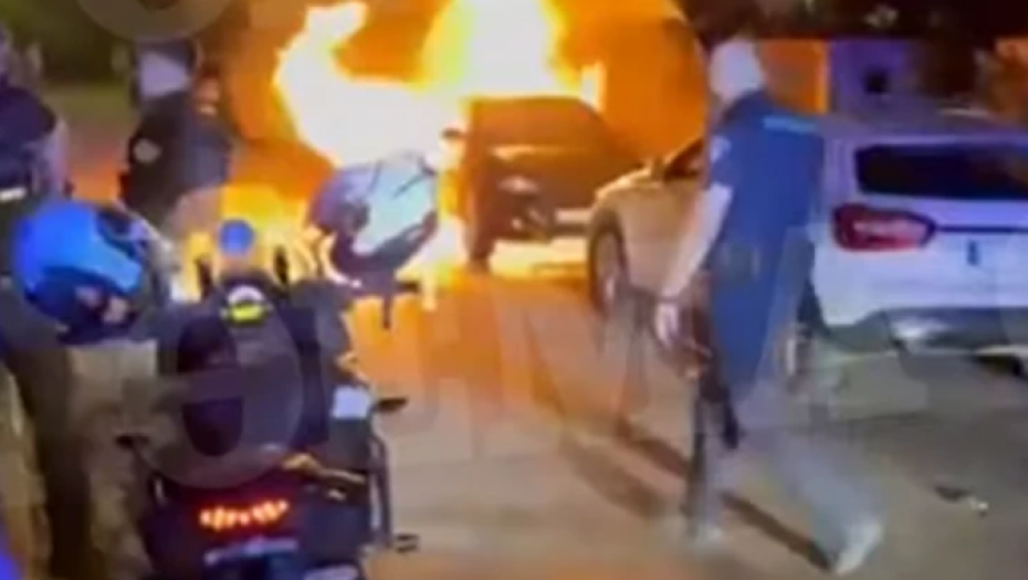 HAOS U ATINI, ZAPALJEN POLICAJAC! Napadači bacili Molotovljev koktel dok je čuvao kuću predsednice Vrhovnog suda (VIDEO)
