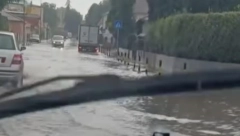 SMRKLO SE KAO USRED NOĆI Haos od nevremena u Pirotu, voda se izlila na ulice, jak vetar rušio drveće (FOTO/VIDEO)