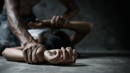 JEZIVO NASILJE U ZEMUNU: Snaja davila svekrvu, pa na devera nasrnula NOŽEM! Potom se ustremila na maloletnog sina