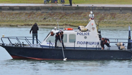 POTRAGA ZA NESTALIM MUŠKARCEM I DALJE TRAJE  Patrola rečne policije pretražuje reku nakon sudara čamca i teretnog broda