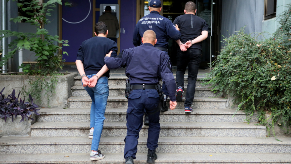 DVA MLADIĆA PRESRELA DVOJICU I BRUTALNO IH PRETUKLA Drama nastala kada su im autom preprečili put