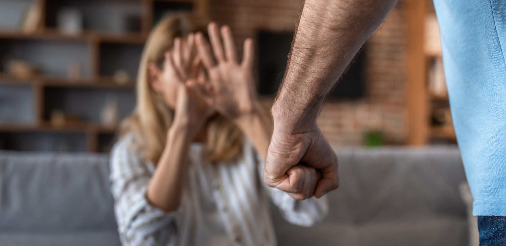 NIKŠIĆANIN OSUMNJIČEN ZA NASILJE NAD MAJKOM: Vređao je i gađao čašama i tanjirima