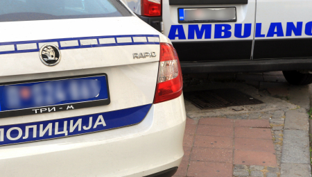 SUDARILA SE DVA AUTOMOBILA KOD GUČE Nakon jezivog udesa, vozila sletela sa puta (FOTO)