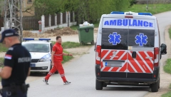 VOZAČ SLETEO S PUTA, POVREĐENA CELA PORODICA Lekari se bore za život devojčice