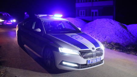 VOZAČ IZGUBIO KONTROLU NAD VOZILOM, PA POKOSIO PEŠAKA! Težak udes u Ripnju!