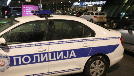 RAZBOJNIK UPAO S NOŽEM U APOTEKU, A JEDNA PRETNJA GA UPLAŠILA VIŠE OD MAČA! Evo kako ga je radnica OTERALA