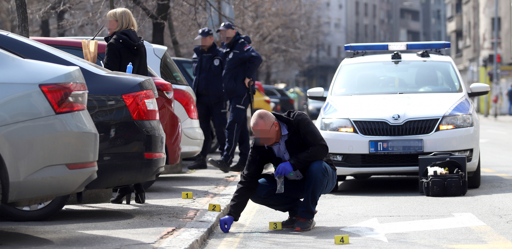 KOMBI SKLIZNUO SA DIZALICE I UBIO ČOVEKA KOJI GA JE POPRAVLJAO Porodična tragedija u Apatinu
