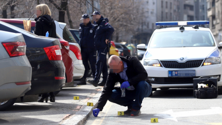 KOMBI SKLIZNUO SA DIZALICE I UBIO ČOVEKA KOJI GA JE POPRAVLJAO Porodična tragedija u Apatinu