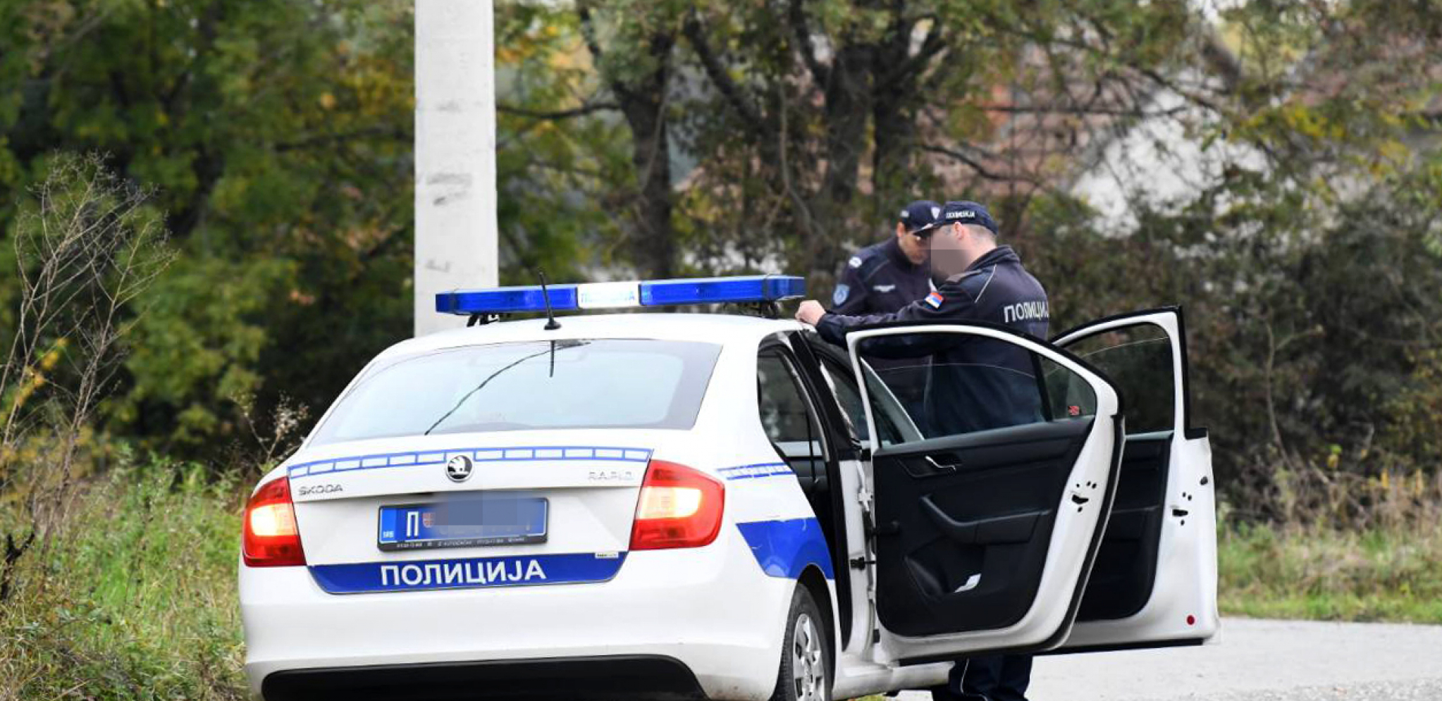 MERCEDESOM NALATEO NA OCA I DVOJE DECE! Dečaci se bore za život, u teškom su stanju - mlađe dete ima prelom LOBANJE!