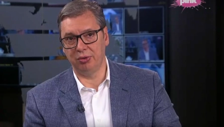 VUČIĆ PORUČIO: Srbija neće služiti ni Istoku ni Zapadu!
