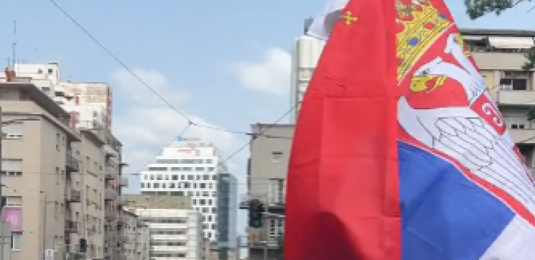 AMERIKANAC SE PREKRSTIO, DIGAO TRI PRSTA, PA UZVIKNUO "SRBIJA!" Neočekivan prizor u Beogradu (FOTO)