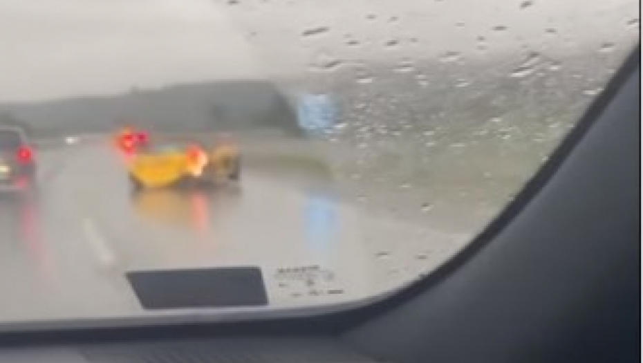 TEŽAK UDES KOD VELIKE PLANE Automobil se zakucao u zaštitnu ogradu (VIDEO)
