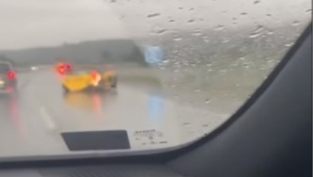 TEŽAK UDES KOD VELIKE PLANE Automobil se zakucao u zaštitnu ogradu (VIDEO)