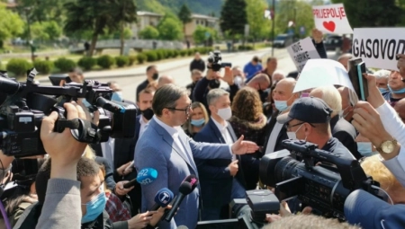 VUČIĆ POSTAJE POČASNI GRAĐANIN PRIJEPOLJA Predsednik Srbije zbog velikih zasluga koje je učinio za opštinu na Limu dobija laskavo priznanje