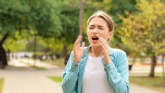 GRAĐANI MASOVNO IDU ULICOM I PLAČU, NEKI SE ČAK I GUŠE! Ambrozija je u punoj snazi - u ovim gradovima je NAJGORE!