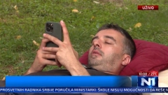 GLEDAJTE KAKO SAVO PRAVI RIJALITI UŽIVO Manojlović se manekeniše dok mu kaplju Rokfelerove pare, a ovamo glumi borca za ekologiju