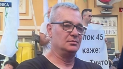 SVE CRNO NA BELO! Protestuje protiv Rio Tinta, a prodali im zemlju (FOTO)