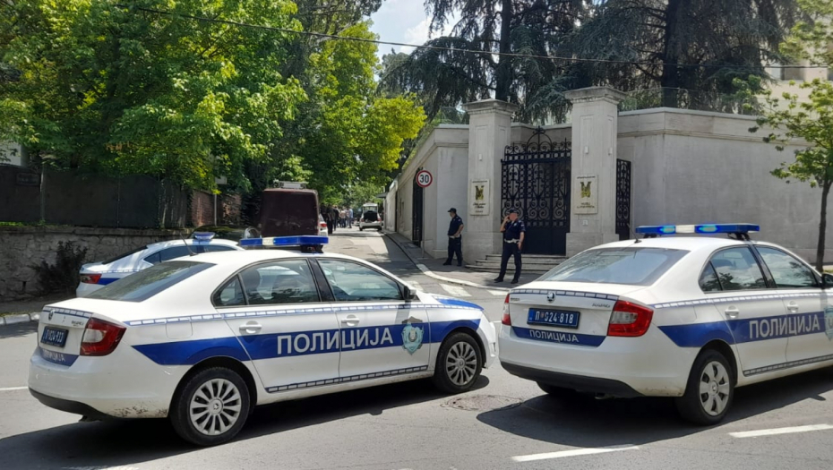 PRVE FOTOGRAFIJE SA MESTA GDE JE NAPADNUT ŽANDARM Policija opkolila ambasadu (FOTO/VIDEO)