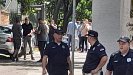 ŽANDARM RANJEN SAMOSTRELOM ISPRED IZRAELSKE AMBASADE Telo teroriste na obdukciji, najnovije informacije o napadu u Beogradu  (FOTO/VIDEO)