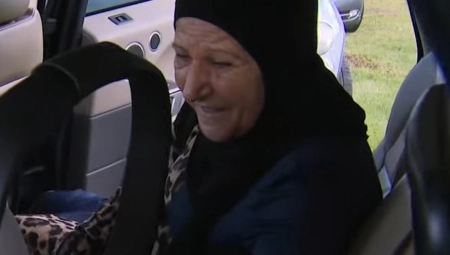 SCENA KAO NA FILMU Lopovi pokušali da ukradu auto, ali nisu računali na hrabru baku - pobegli kao miševi! (VIDEO)