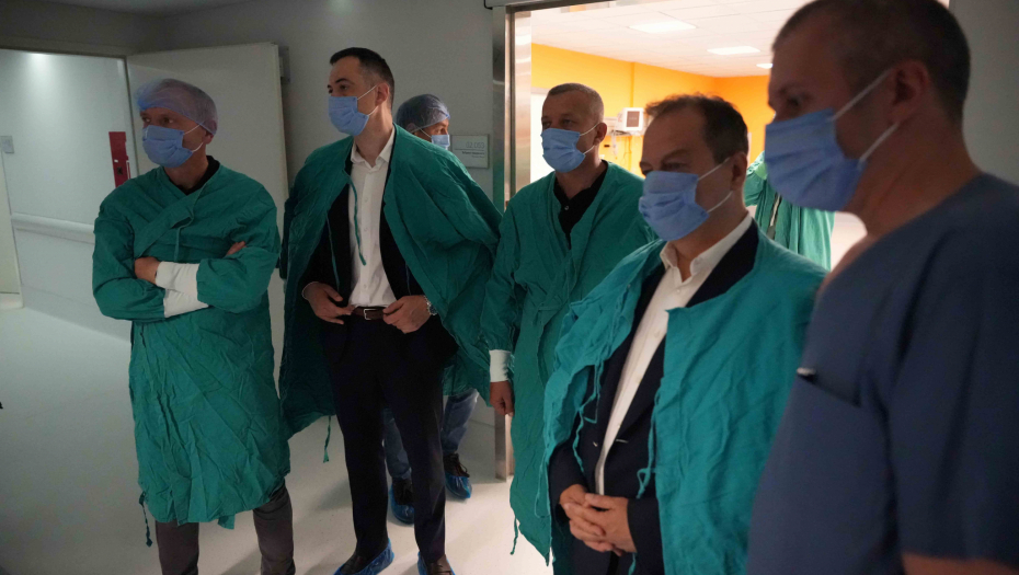 ŽANDARM POVREĐEN U NAPADU TERORISTE IZLAZI IZ BOLNICE: I Dačić u Odredu Žandarmerije prilikom svečanog dočeka ranjenog policajca