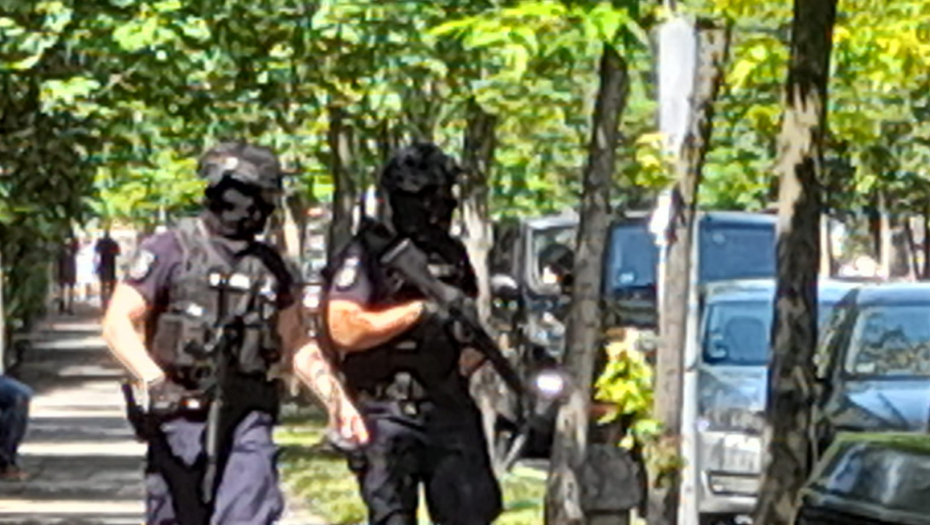 DVA PRIPADNIKA POLICIJE OBUKLI PANCIRE I UPUTILI SE KA MESTU NAPADA Ovo su najnoviji detalji drame ispred ambasade Izraela (FOTO)