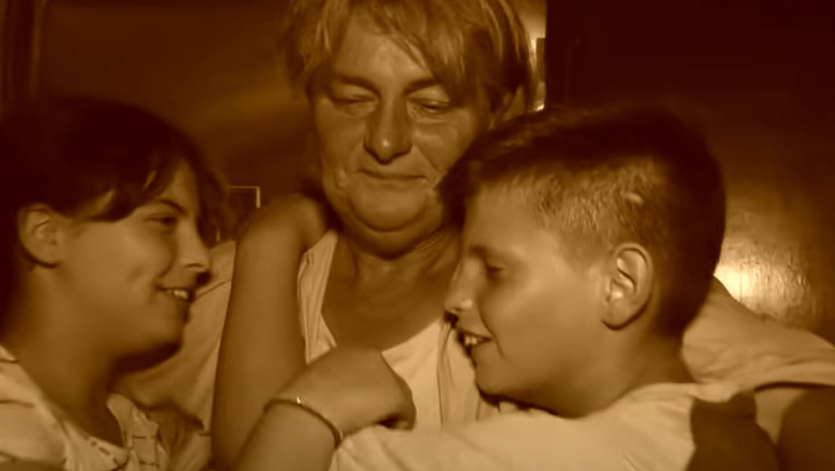 RADOJE IMA 12 GODINA I NE SEĆA SE SVOJE MAJKE  Njegova priča potresla je Srbiju, konačno mu se osmehnula sreća! (VIDEO)
