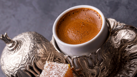 TRADICIJA KOJA DATIRA IZ 16. VEKA Evo zašto gledamo u šolju i šta znače neki od najvažnijih simbola