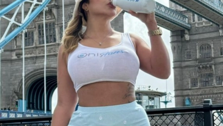 NIJE PRONAŠLA SREĆU U BRAKU, PA URADILA OVO Iako muškarci LUDE za njom, ona se udala SAMA ZA SEBE (FOTO)