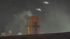 NAJBIZARIJI NASTUP IKADA Izašao iz mrtvačkog sanduka, čula se crkvena zvona, a onda usledio haos na bini!