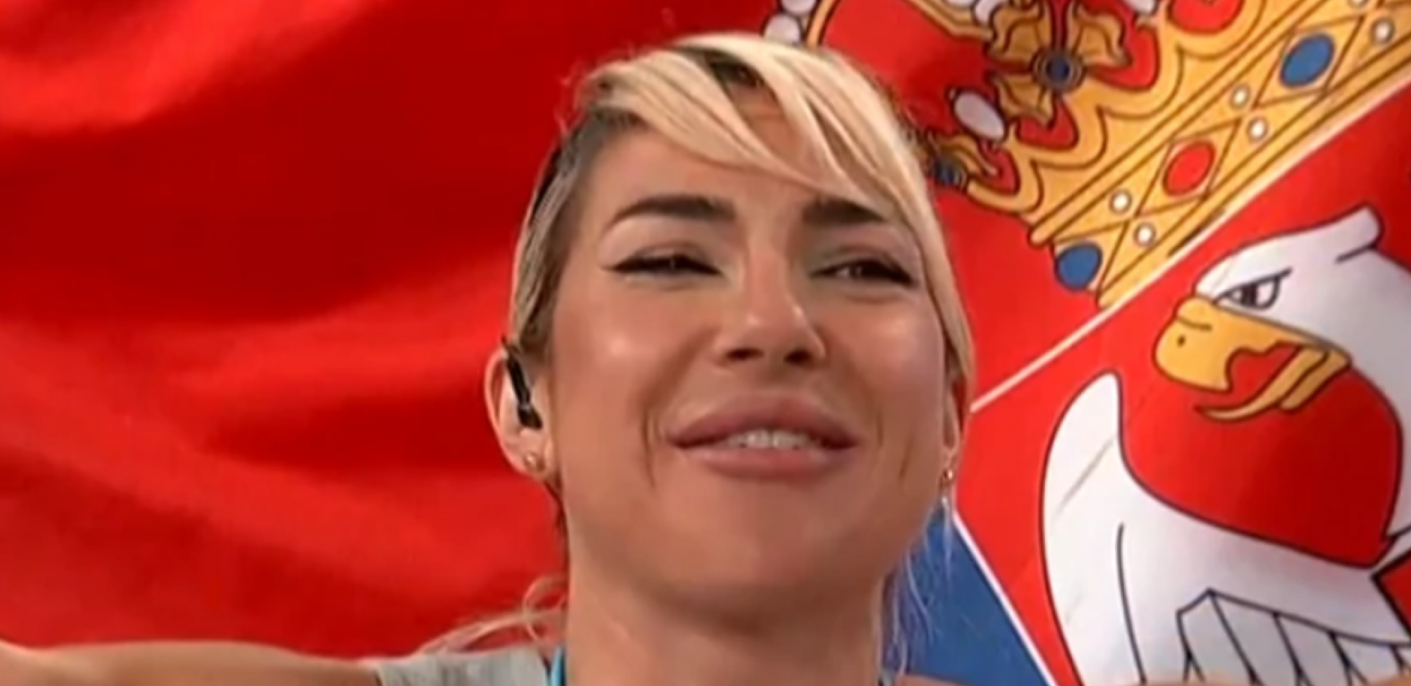 JOVANA JEREMIĆ PONOVO SVE OSTAVILA U ČUDU Voditeljka pokazala ukras na grudima, ljudi je zasuli komentarima