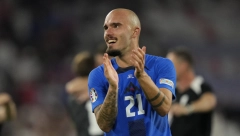 CRVENO-BELIMA IZMIČE NAJVEĆE POJAČANJE Zvezda želi reprezentativca Slovenije koji je "uštopovao" Ronalda, ali se sada javljaju i "velike zverke"