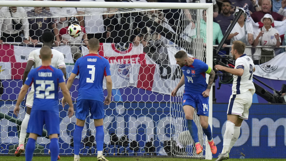 ENGLEZI IZBEGLI PRVOKLASNU BRUKU Nesrećni Slovaci nisu izdržali, ništa od senzacije