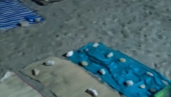 NOĆU OSTAVLJAJU PEŠKIRE DA BI IH UJUTRO ČEKALO MESTO Haos u Pefkohoriju, turisti se dosetili kako da obezbede sebi mesto na plaži (VIDEO)