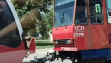 SAOBRAĆAJNA NESREĆA KOD AUTOBUSKE STANICE Sudarili se tramvaji (VIDEO)