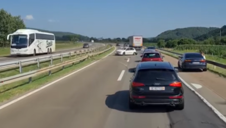 UŽASNA NESREĆA KOD JAGODINE: Automobili se zakucali u zaštitnu ogradu!