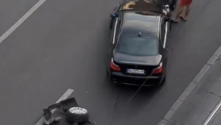 HAOS U RUZVELTOVOJ ULICI! Od siline udarca odletela i guma sa BMW-a (VIDEO)