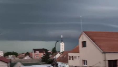 ZACRNILO SE NEBO IZNAD ŠIDA Kreće HAOS nevreme, superćelijska oluja stigla u Srbiju (FOTO)