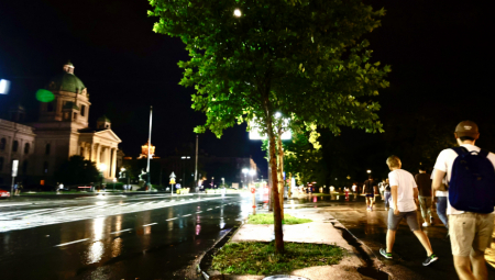 E, OVAKO SE PONAŠAJU PRAVI ŠMEKERI! Po nevremenu i kiši usred Beograda, jedan DŽENTLMEN je uradio OVO