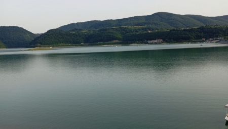 TRAGEDIJA NA ZLATARSKOM JEZERU Muškarac se prevrnuo sa gumenog čamca u vodu i nestao bez traga
