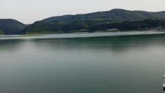 TRAGEDIJA NA ZLATARSKOM JEZERU Muškarac se prevrnuo sa gumenog čamca u vodu i nestao bez traga