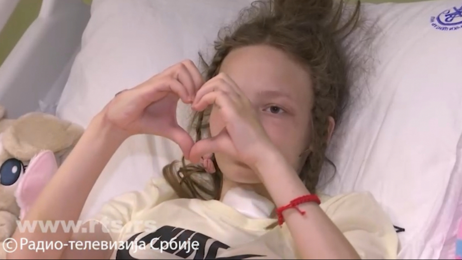 NAJLEPŠA VEST IZ NIŠKOG KLINIČKOG CENTRA Anja (13) najteže povređena devojčica na koju je pre dva meseca pao ringišpil u Kuršumliji danas izlazi iz bolnice