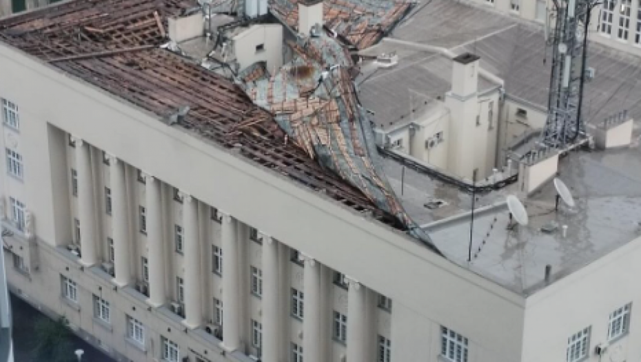 OLUJNI VETAR ODVALIO POLA KROVA SA ZGRADE MUPA! Otpadale i fasade, usnimljen sav užas! (FOTO)