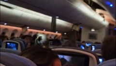 INCIDENT U AVIONU, ČOVEK ZAVRŠIO U DELU ZA PRTLJAG! Dramatičan snimak iz boinga (VIDEO)