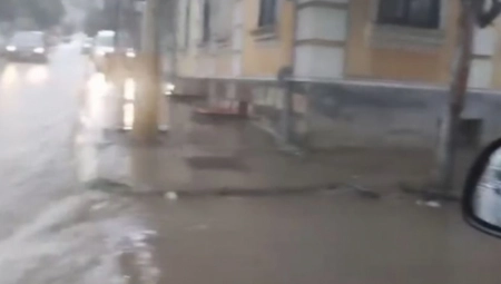 OLUJA STIGLA NA JUG SRBIJE Ulice su već pod vodom, jak vetar nosi sve, na udaru ovaj grad