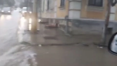 OLUJA STIGLA NA JUG SRBIJE Ulice su već pod vodom, jak vetar nosi sve, na udaru ovaj grad