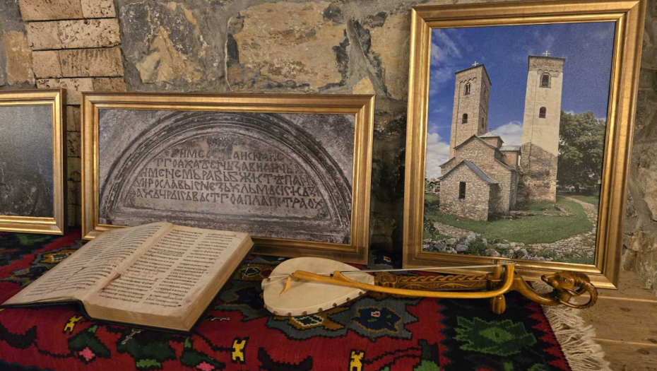PRECI SU NAM OSTAVILI SVE ŠTO JE POTREBNO! Prvi put u istoriji vizuelne umetnosti u Bijelom Polju se održava izložba u litiji!