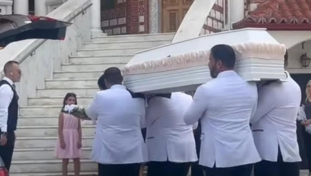 MOJE DETE JE PALO I VIŠE NIJE USTALO Sahranjena devojčica stradala na plaži u Grčkoj - metal na kupaćem privukao GROM