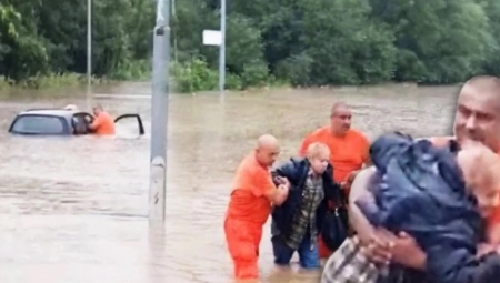 HEROJ BEOGRADA: Radnik Gradske čistoće spašava baku iz poplavljenog taksija! (VIDEO)